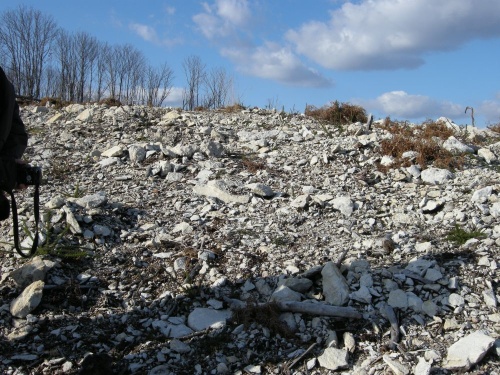 Vue des déchets d’exploitation de la carrière antique des Baléares (Cl. Ch. Chevillot)