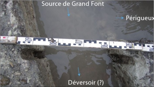 Saignées en oblique pour la mise en place d’un batardeau entre l’aqueduc de Grand Front et celui de captage (Cl. W. Migeon, Inrap)