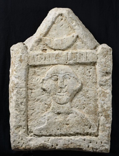 La stèle du palefrenier Apollinaris, découverte en 1857. (Cl. Dupuy, col. musée Vesunna)