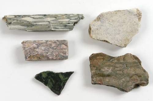 Echantillon de marbres trouvés en prospection, griotte des Pyrénées et porphyre vert de Grèce (Cl. B. Dupuy)