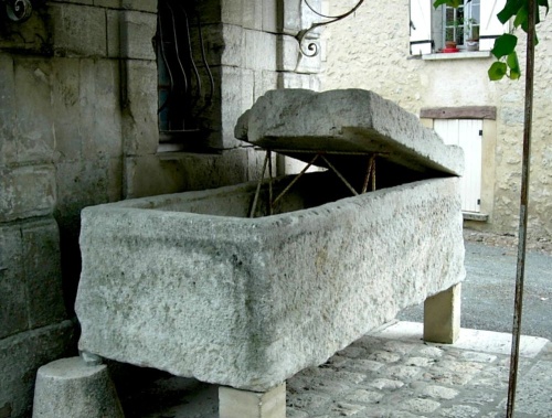Le sarcophage sur la place de la Bascule à Lisle (Cl. Chr. Chevillot, ADRAHP)	