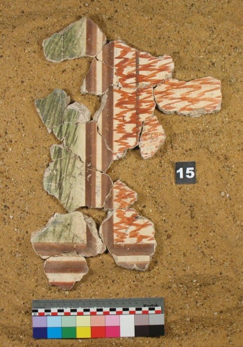 Fragments du décor aux marbres fictifs de la salle 17 (Cl. C. Allonsius, APPA)