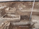 Au fond du sondage, installée sur la terrasse, la première inhumation en sarcophage mise en place après l’abandon du bâtiment antique (antiquité tardive) (Cl. F. Leroy INRAP)