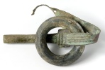 Boucle-agrafe de jonction de harnais avec son anneau, Prés Cheysas, Champagnac-de-Belair (Cl. B. Dupuy, col. privée)