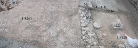 Sol de la galerie (US103), colonne (F125) sur la cour contre le mur portique (M3) édifié sur le mur M5 (Cl. W. Migeon, Inrap)